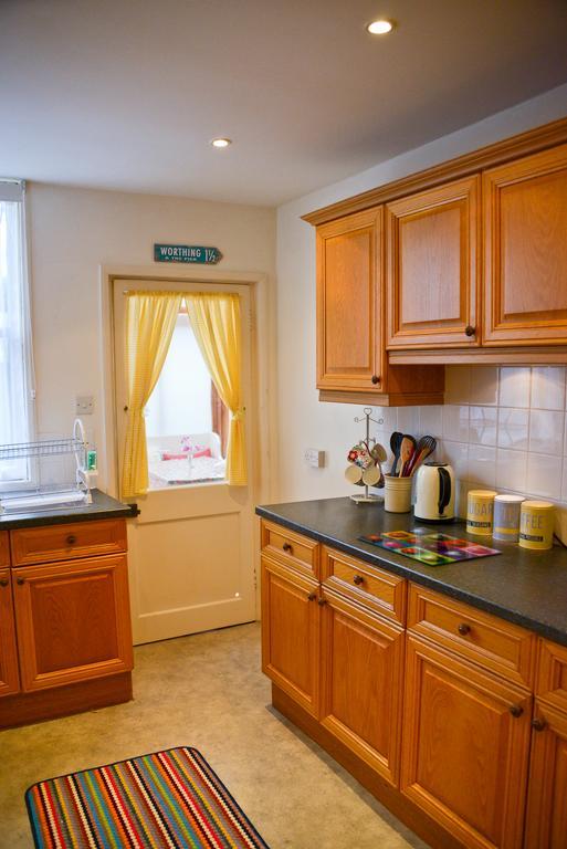 Queens Apartment ワージング エクステリア 写真